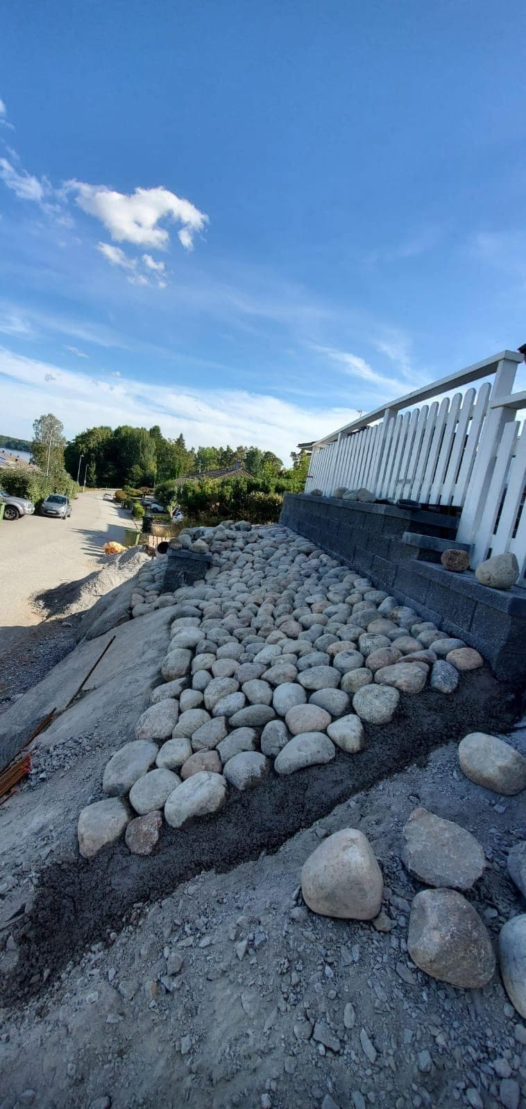 Terrassering och stensättning av slänt i Åkersberga