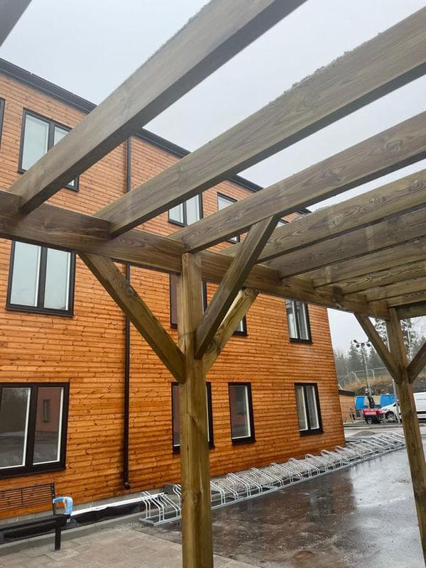 Platsbyggd pergola och komplett utemiljö för fastighet