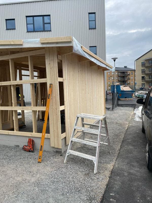 Platsbyggd stentrappa i granit och komplett utemiljö