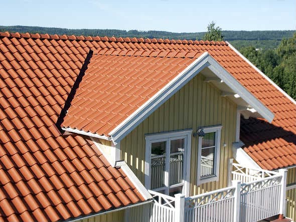 Takomläggning med betongpannor i Vällingby
